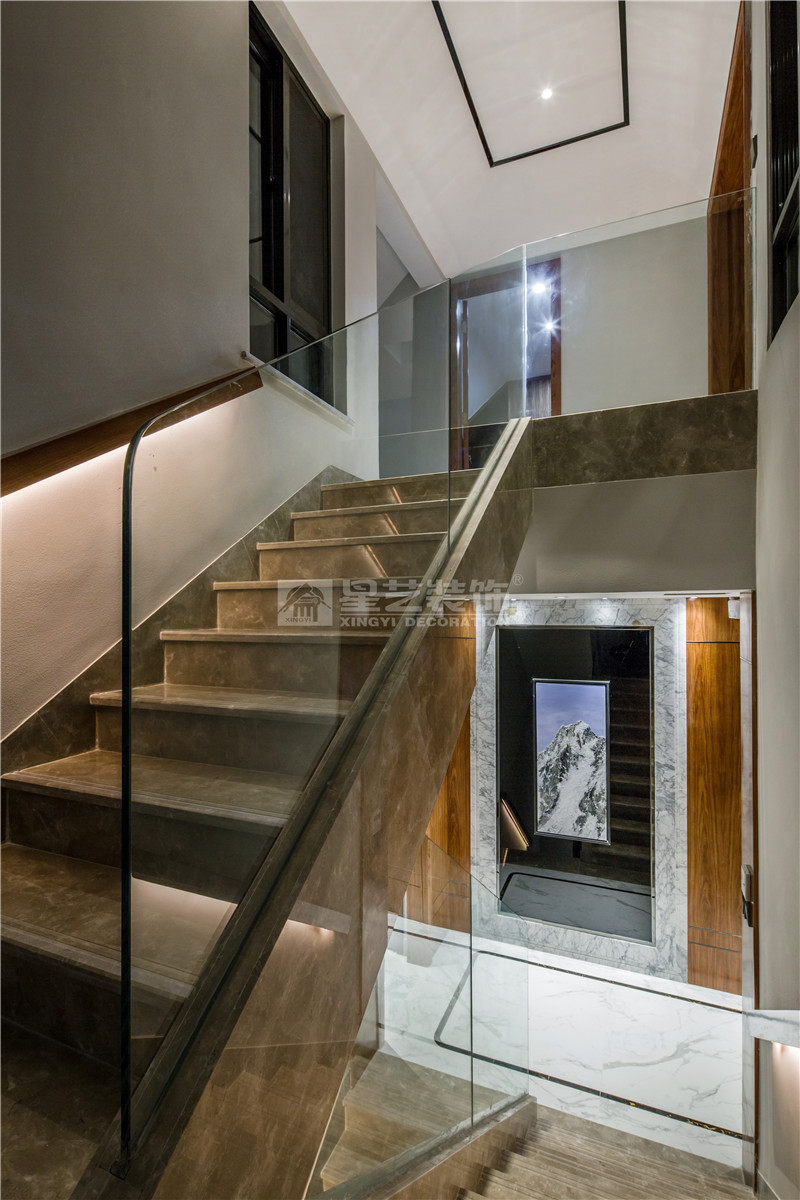 合景天俊229平樓梯區(qū)裝修實景圖