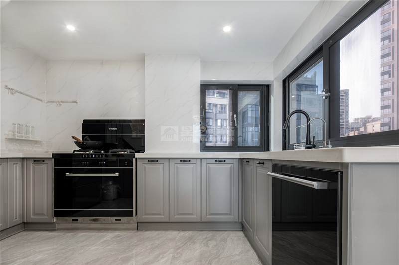 云景山語城186平復(fù)式廚房裝修實景圖