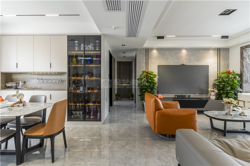 唐樾青山135平餐客廳裝修實景圖