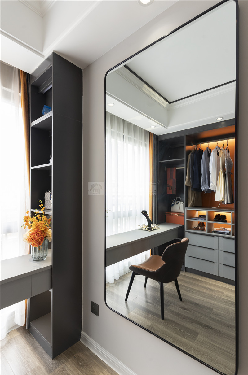 來賓樣板房 126平衣帽間裝修實(shí)景圖