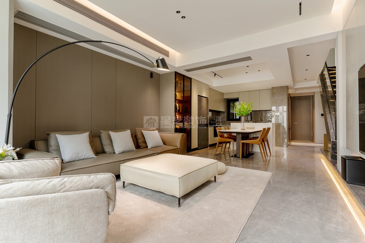 唐樾青山240平現(xiàn)代風(fēng)格客廳裝修實(shí)景