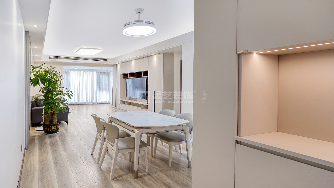 建發(fā)央璽129平現(xiàn)代簡約玄關裝修實景