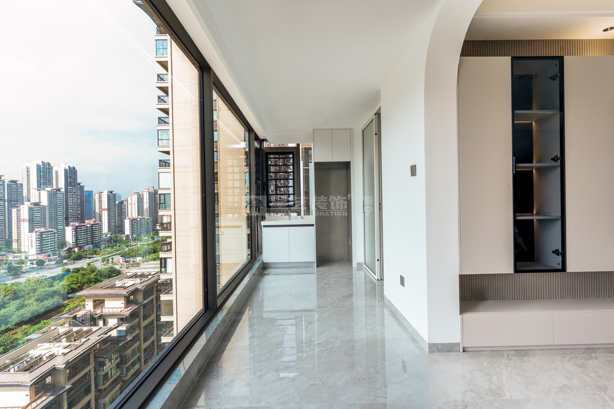 建發(fā)央璽129平現(xiàn)代奶油風(fēng)陽臺(tái)裝修實(shí)景