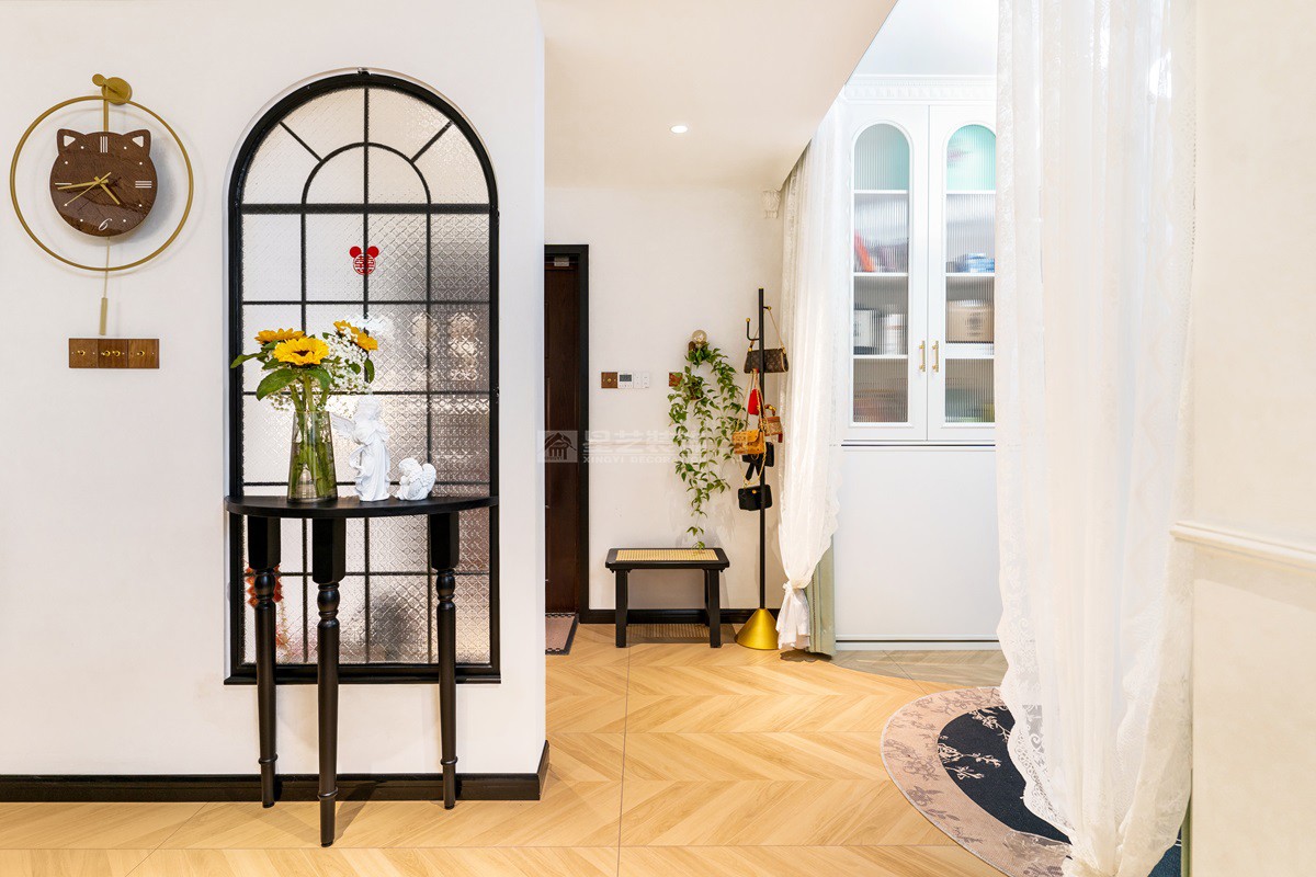 彰泰濱江學(xué)府118平輕法式玄關(guān)裝修實(shí)景