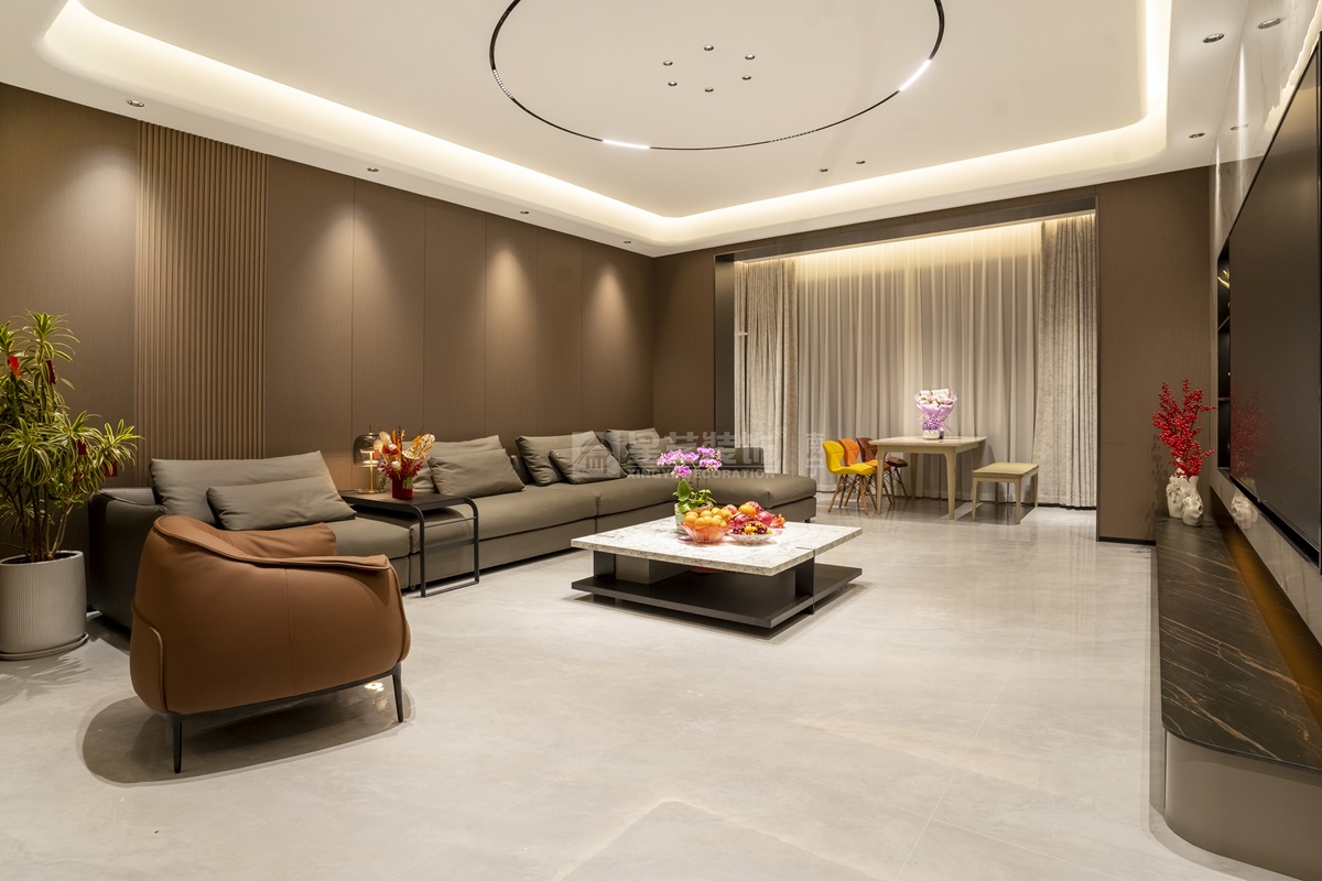 美泉1612 230平現(xiàn)代輕奢客廳裝修實(shí)景