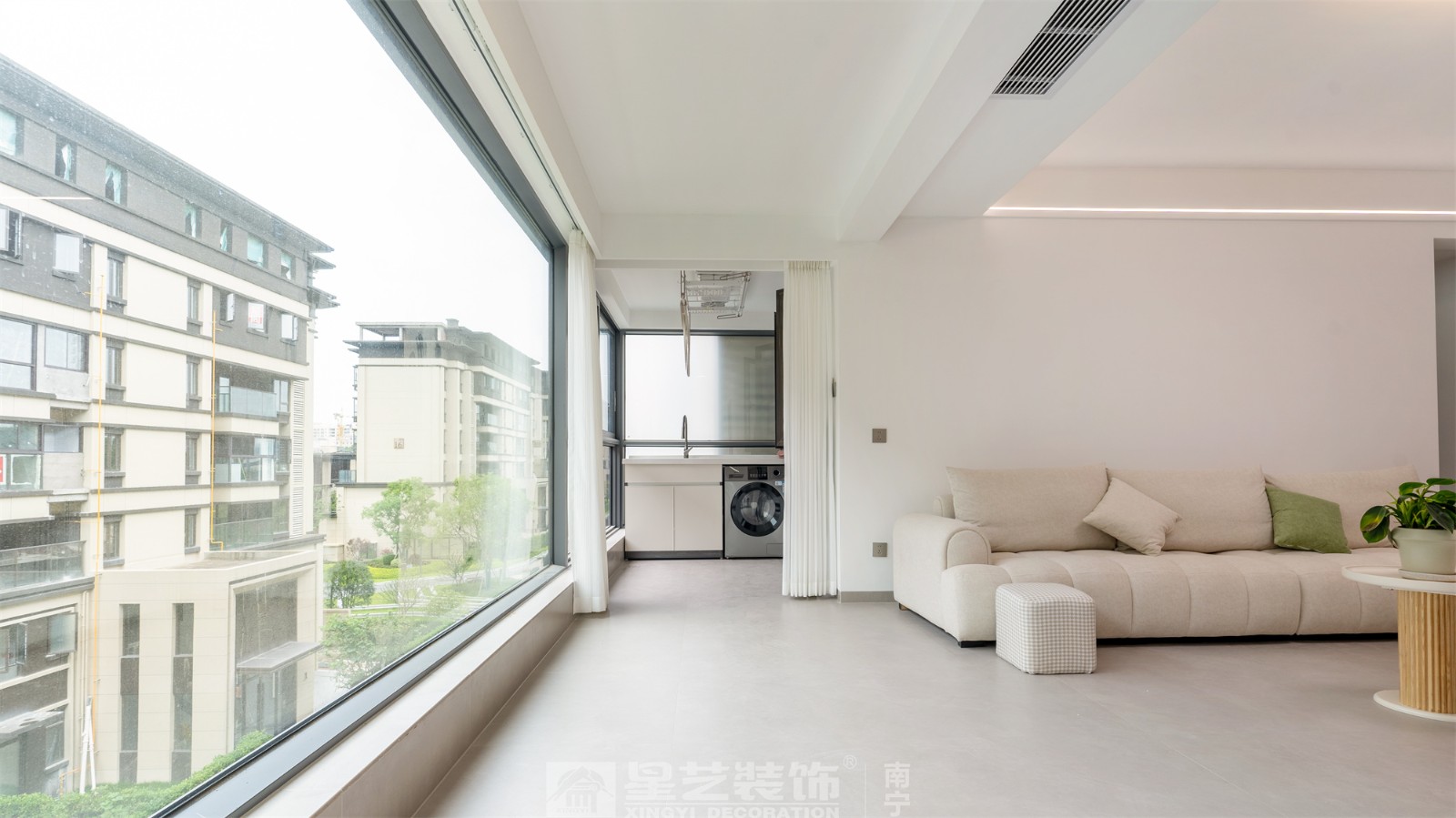 聯(lián)發(fā)臻境136平現(xiàn)代簡約陽臺實(shí)景