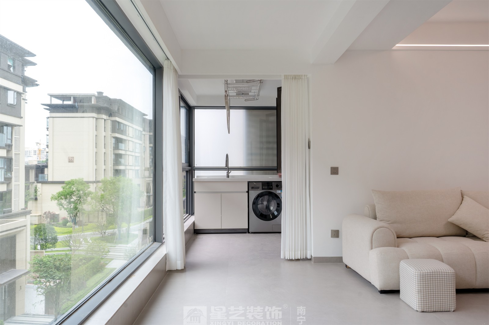 聯(lián)發(fā)臻境136平現(xiàn)代簡約陽臺實(shí)景