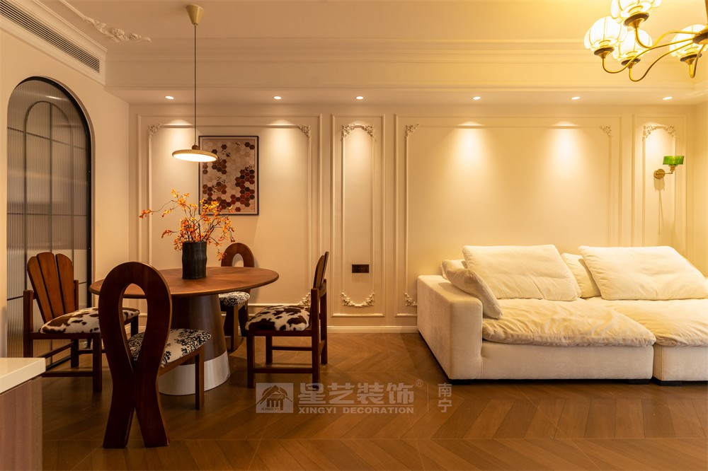 星海銀沙100平中古風客廳裝修實景