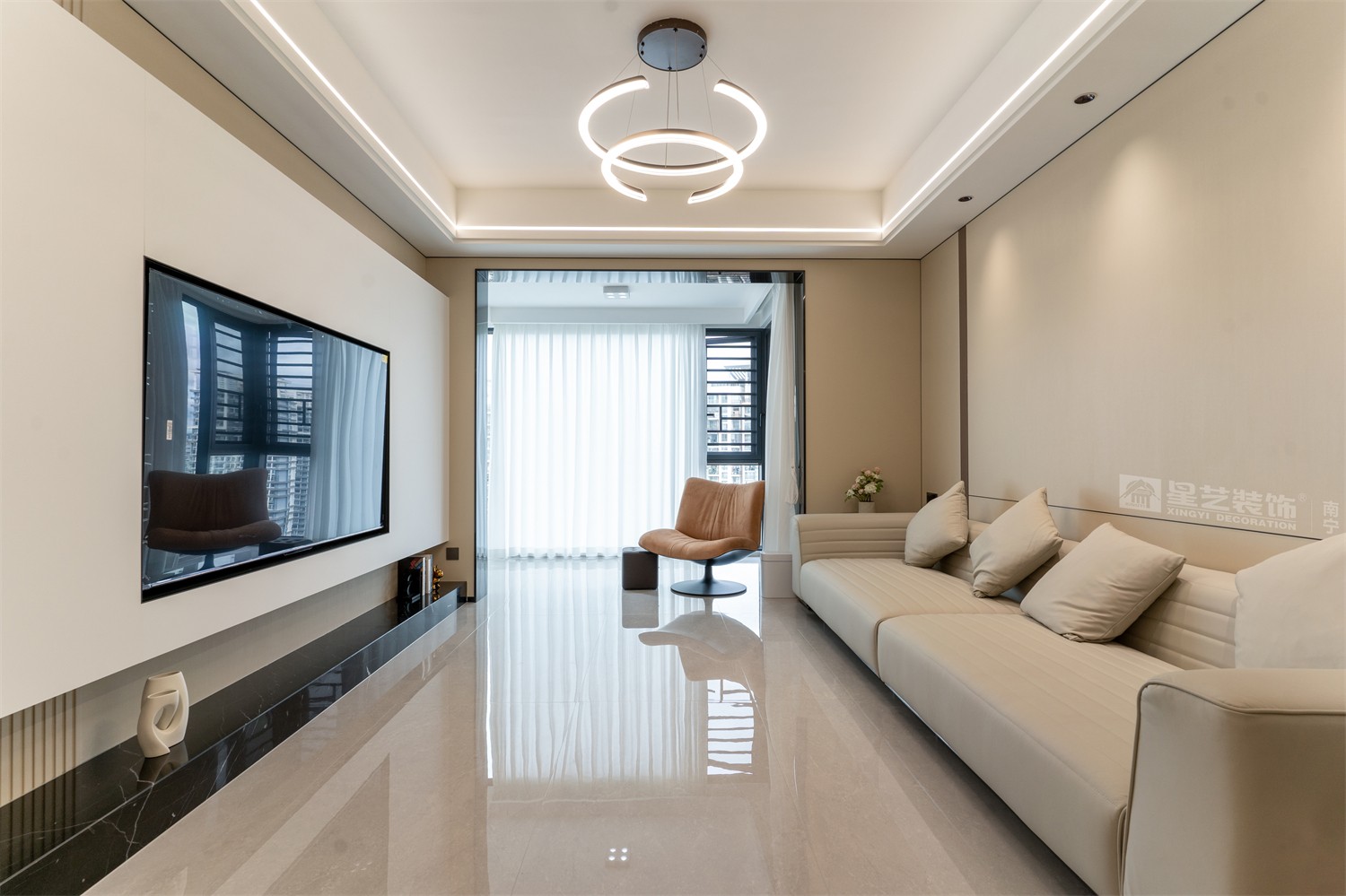 華潤(rùn)西園悅府118平現(xiàn)代簡(jiǎn)約客廳裝修完工實(shí)景圖