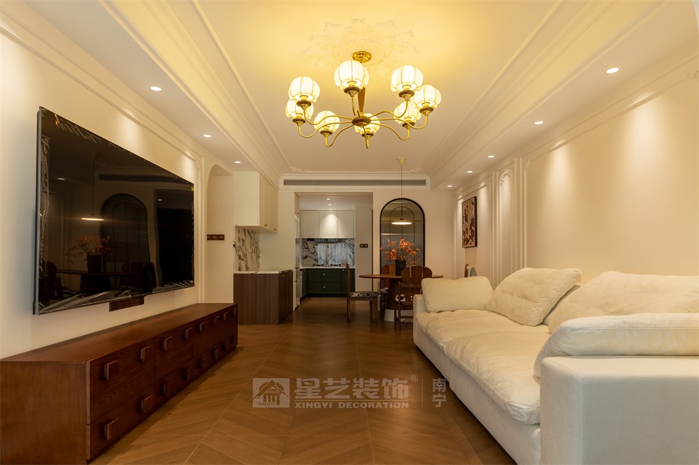星海銀沙100平中古風客廳裝修實景