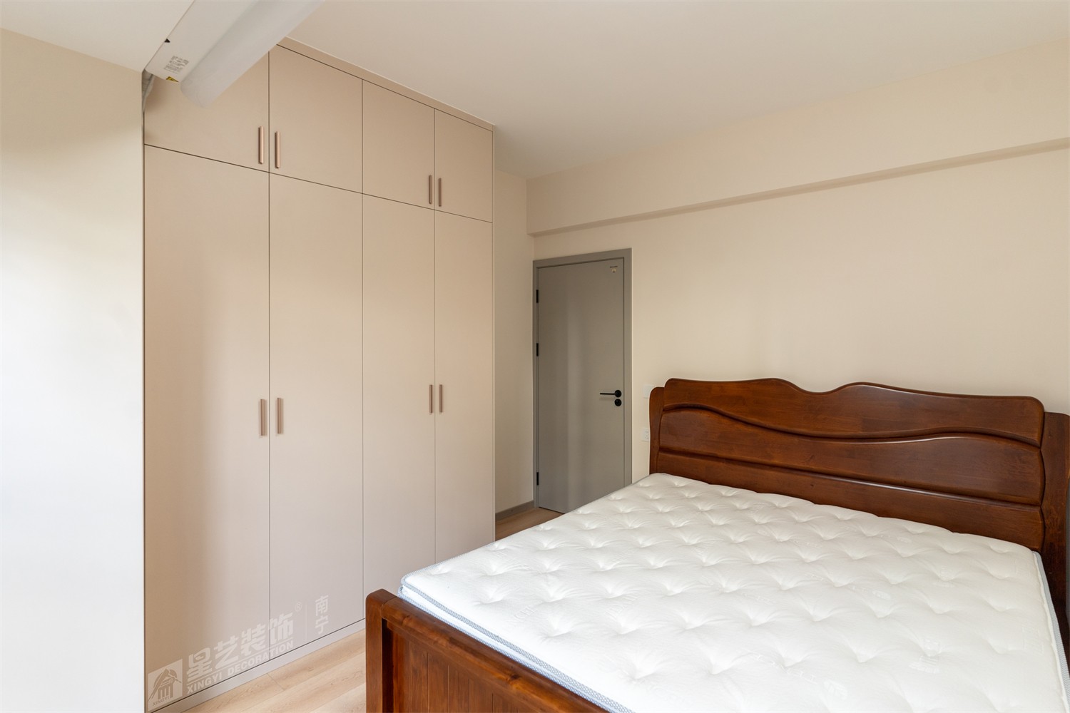 榮和中央公園110平現(xiàn)代簡約風(fēng)臥室裝修完工實景圖