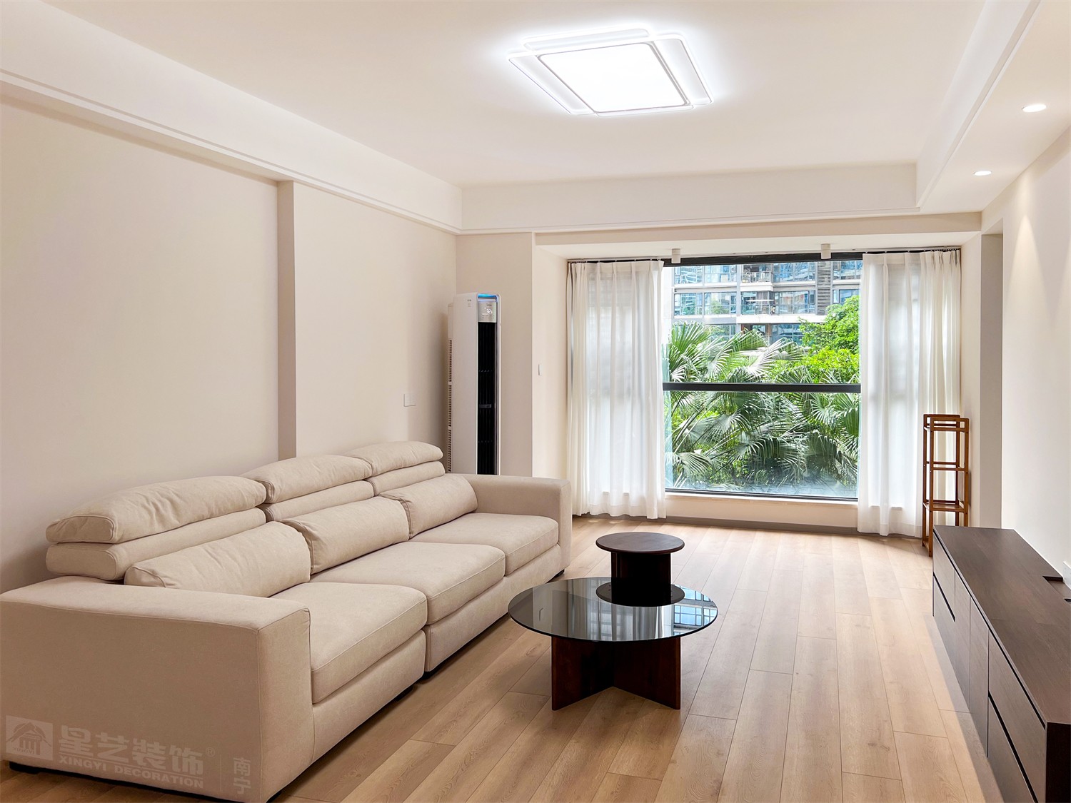 榮和中央公園110平現(xiàn)代簡約風(fēng)客廳裝修完工實景圖