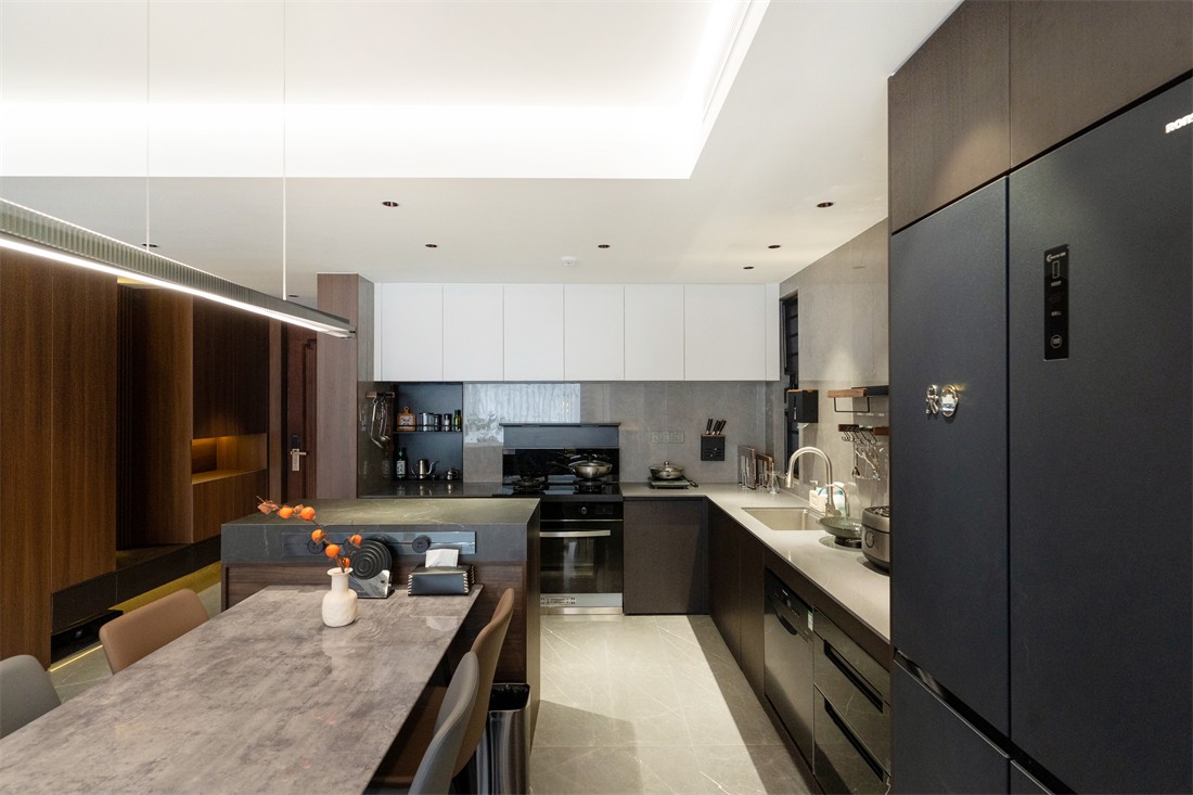 建發(fā)央著140平現(xiàn)代風(fēng)格廚房裝修完工實景