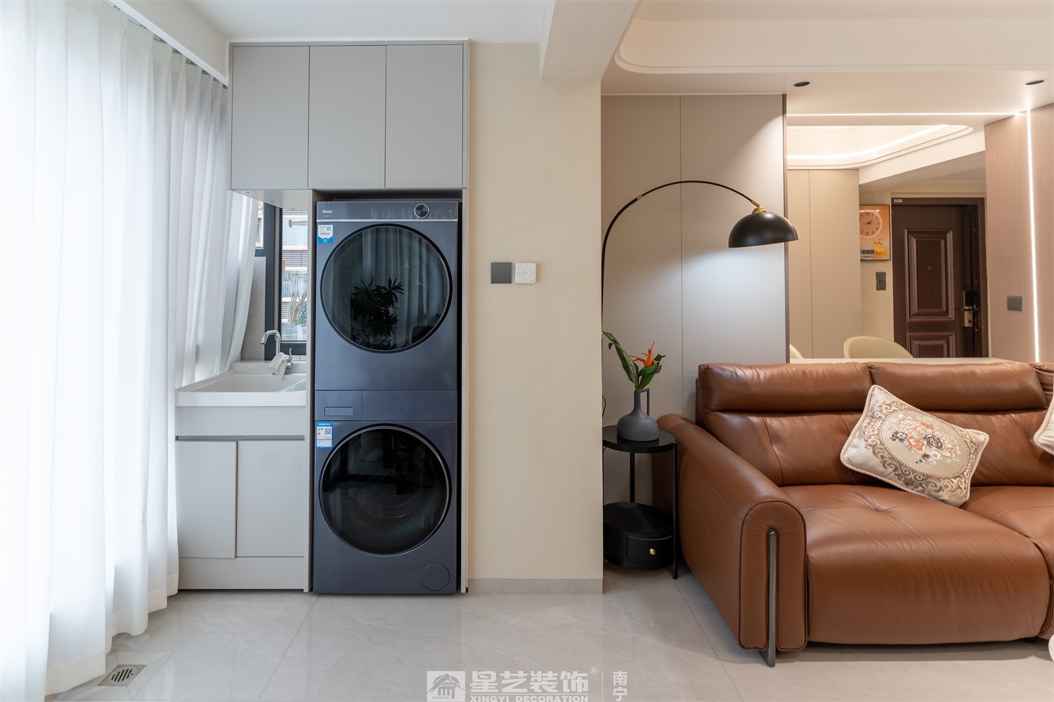 嘉逸城120平現(xiàn)代風(fēng)格陽臺裝修完工實景圖