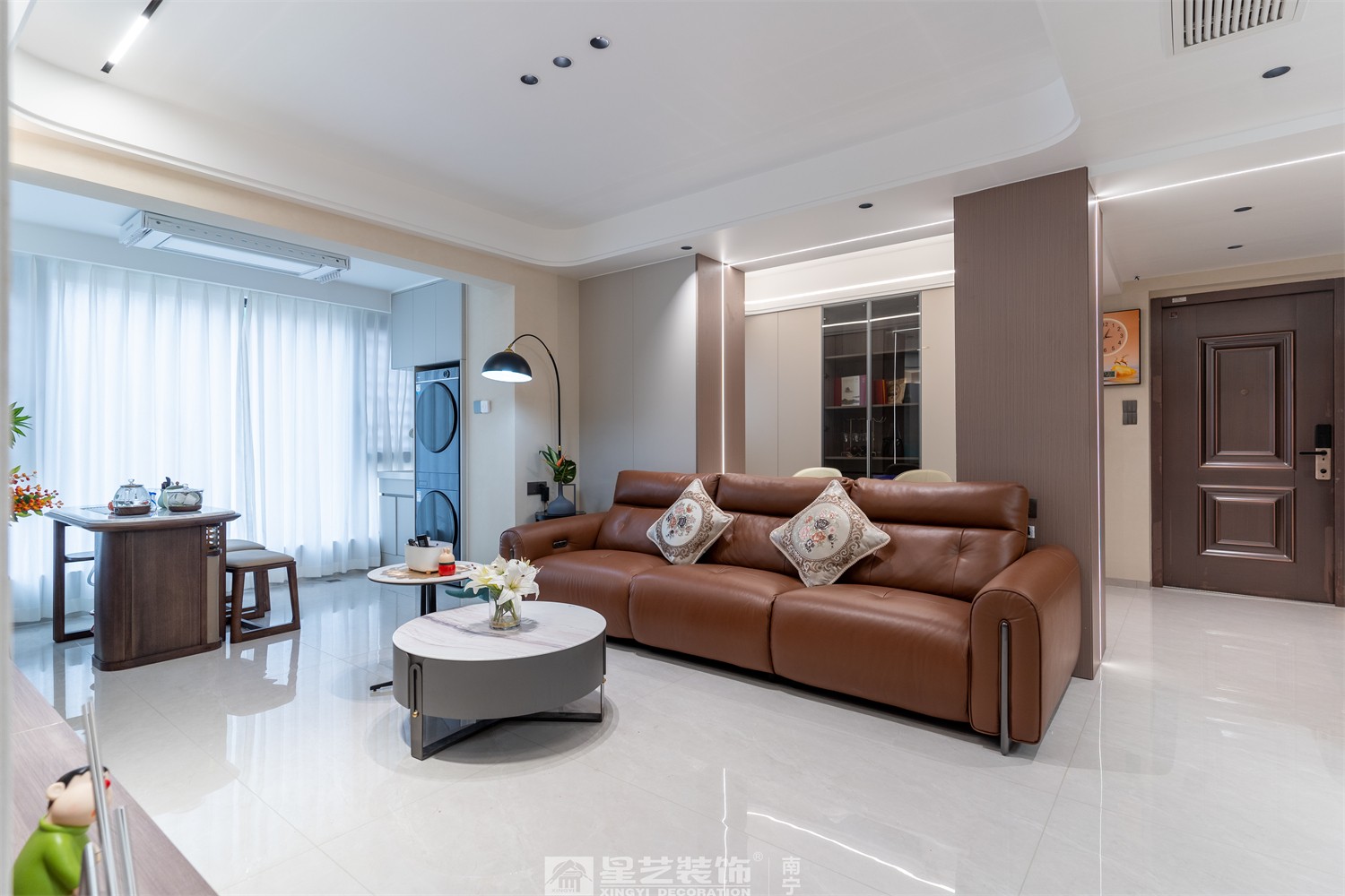 嘉逸城120平現(xiàn)代風(fēng)格客廳裝修完工實景圖