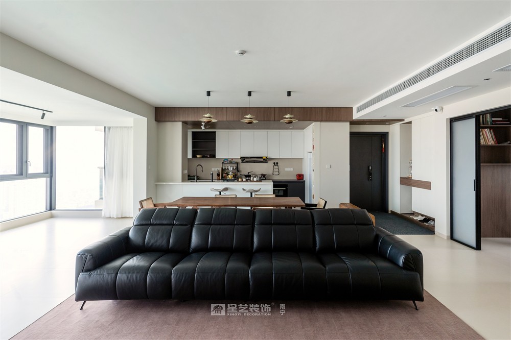 上水灣200平現(xiàn)代原木風(fēng)客廳裝修完工實(shí)景圖