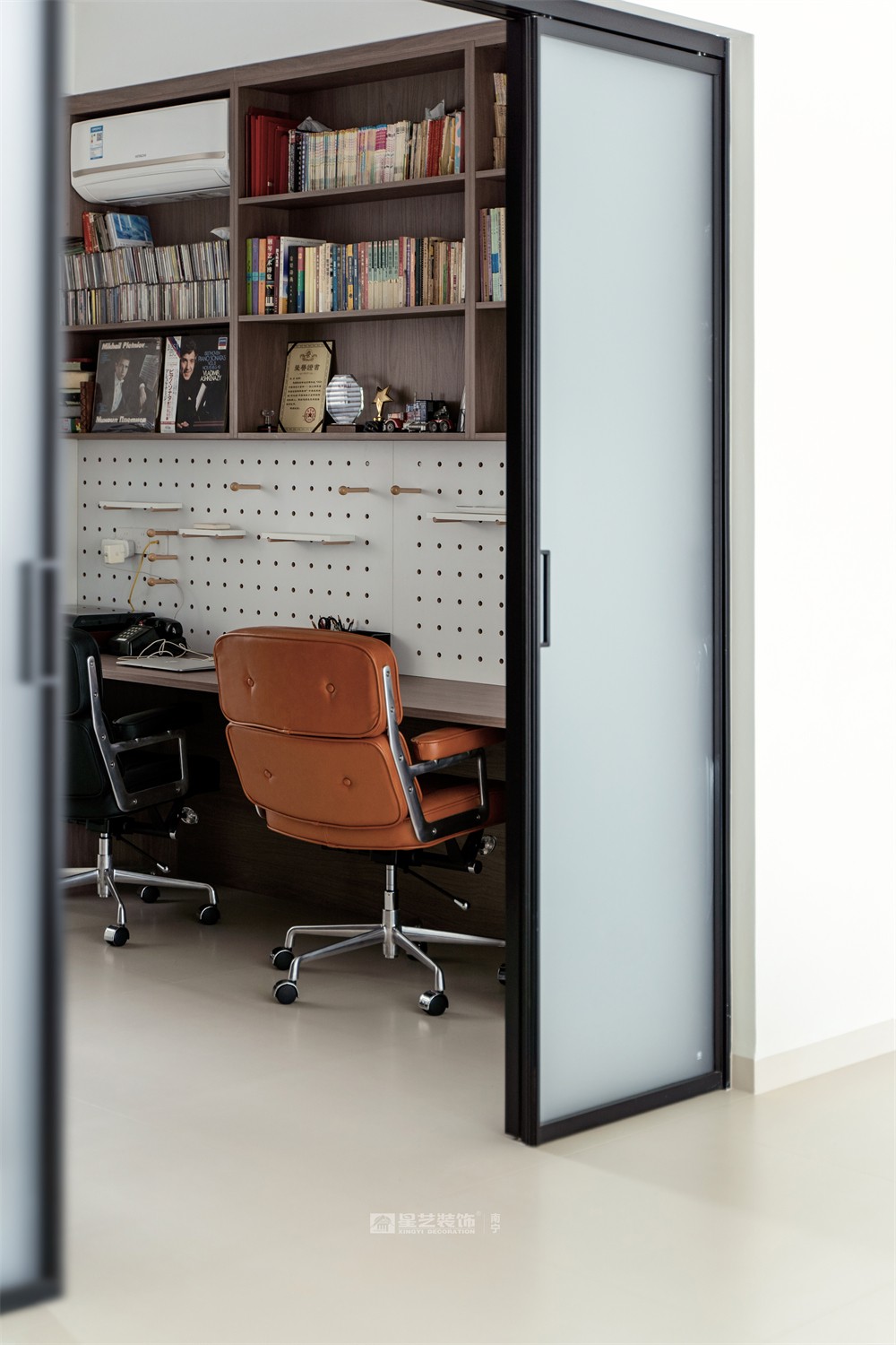 上水灣200平現(xiàn)代原木風(fēng)書(shū)房裝修完工實(shí)景圖