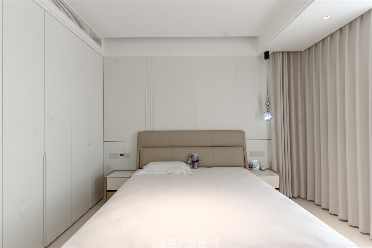 冠江墅169平現(xiàn)代極簡臥室完工裝修實景圖