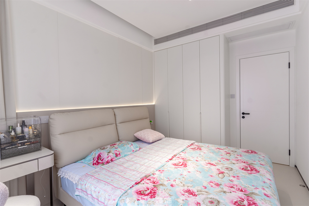 冠江墅169平現(xiàn)代極簡臥室完工裝修實景圖