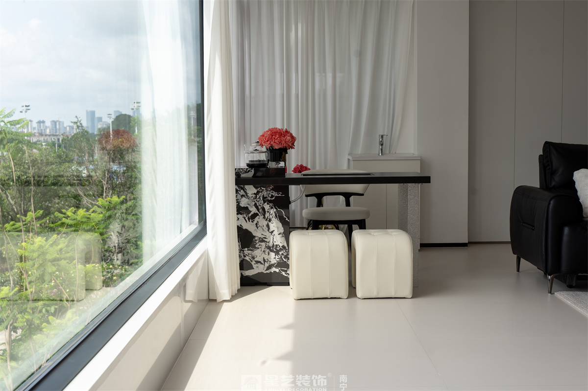 冠江墅169平現(xiàn)代極簡陽臺完工裝修實景圖