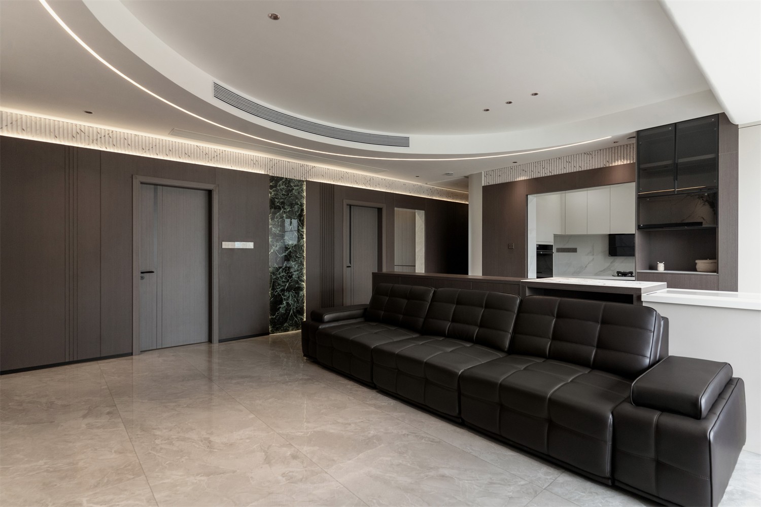 華發(fā)國賓壹號140平現(xiàn)代輕奢客廳裝修完工實景圖