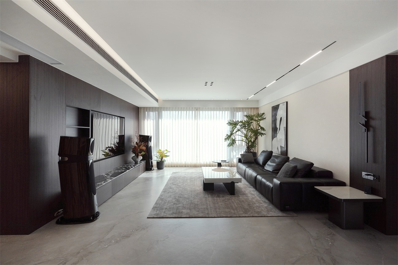 中海湖上景明意式輕奢137平客廳裝修實(shí)景圖