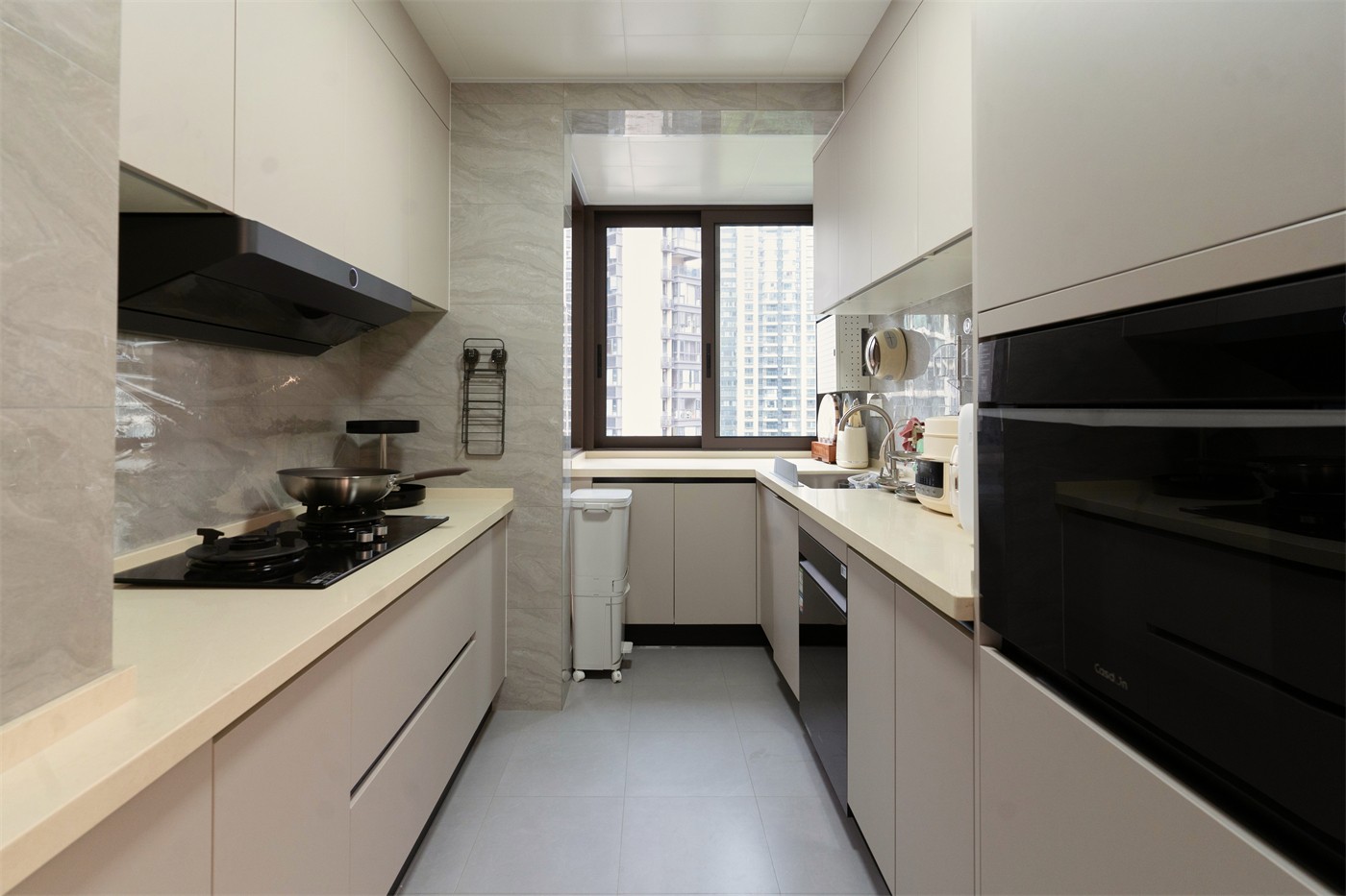 保利天悅臺(tái)143平現(xiàn)代風(fēng)格廚房裝修實(shí)景圖