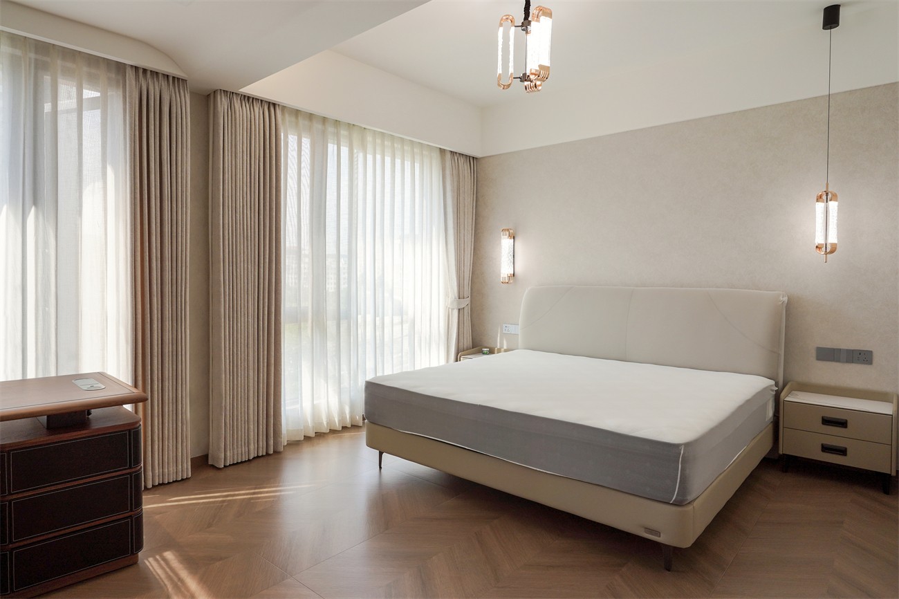 中海湖上景明意式輕奢137平臥室裝修實(shí)景圖