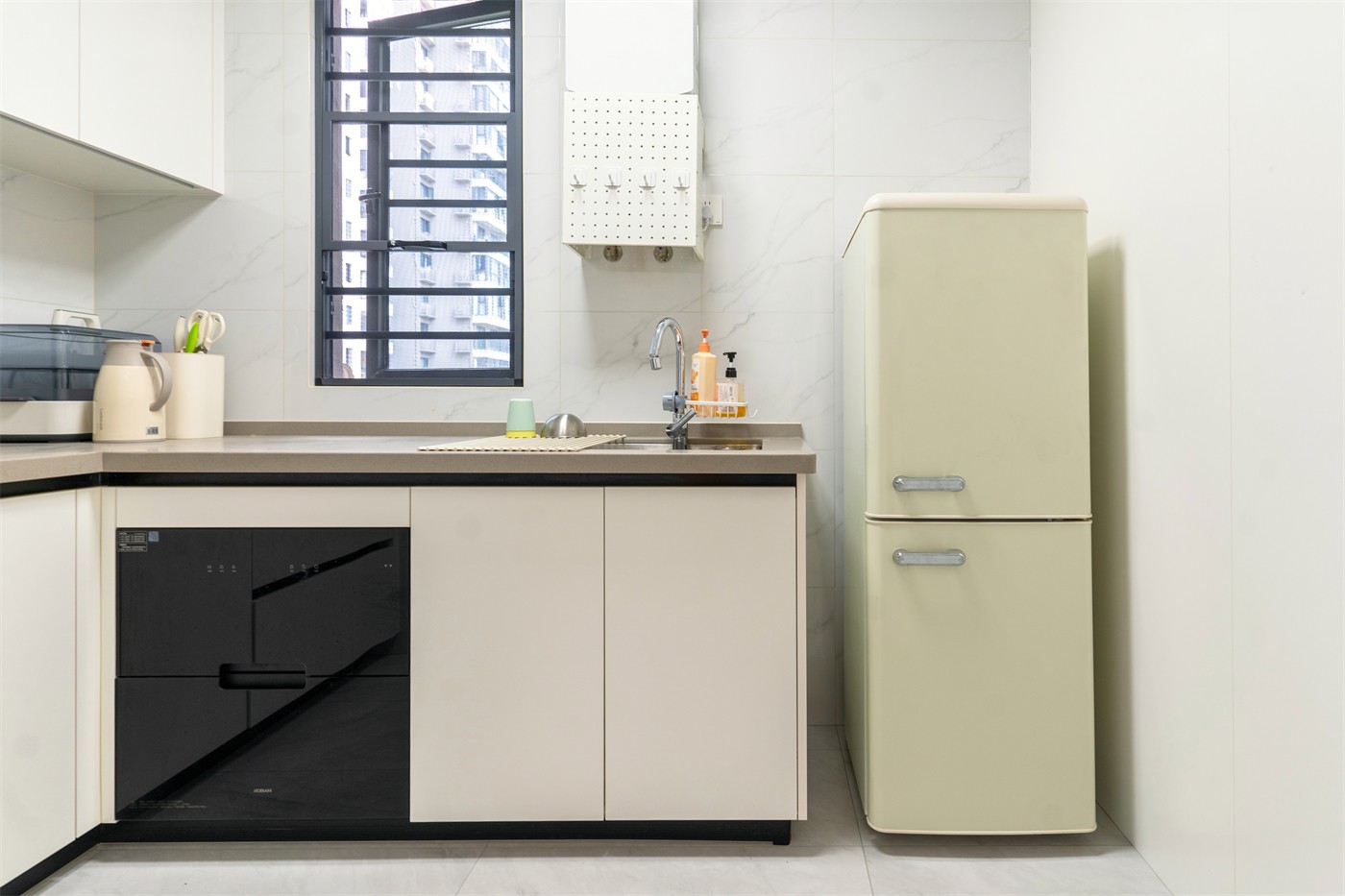 保利領秀廣場75平奶油風廚房裝修實景圖