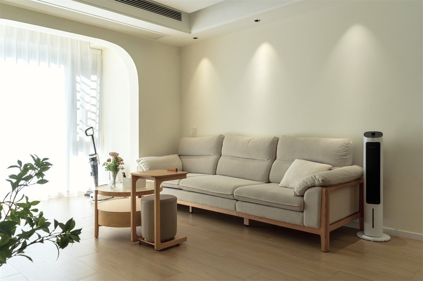 保利領秀廣場75平奶油風客廳裝修實景圖