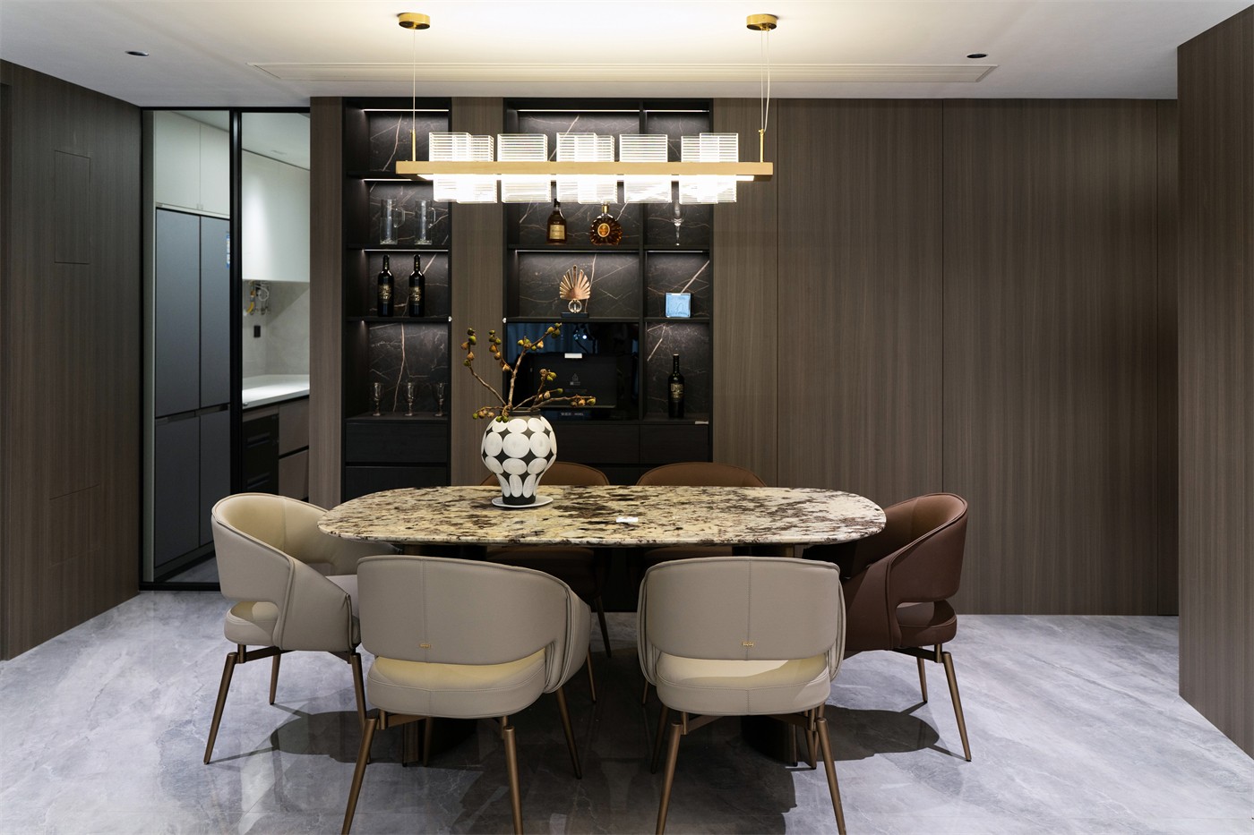 保利冠江墅143平意式輕奢餐廳裝修完工實(shí)景圖