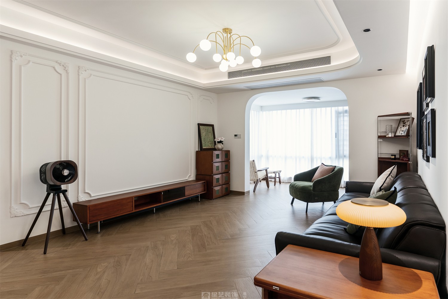 華潤中山府113平法式中古客廳裝修完工實(shí)景圖