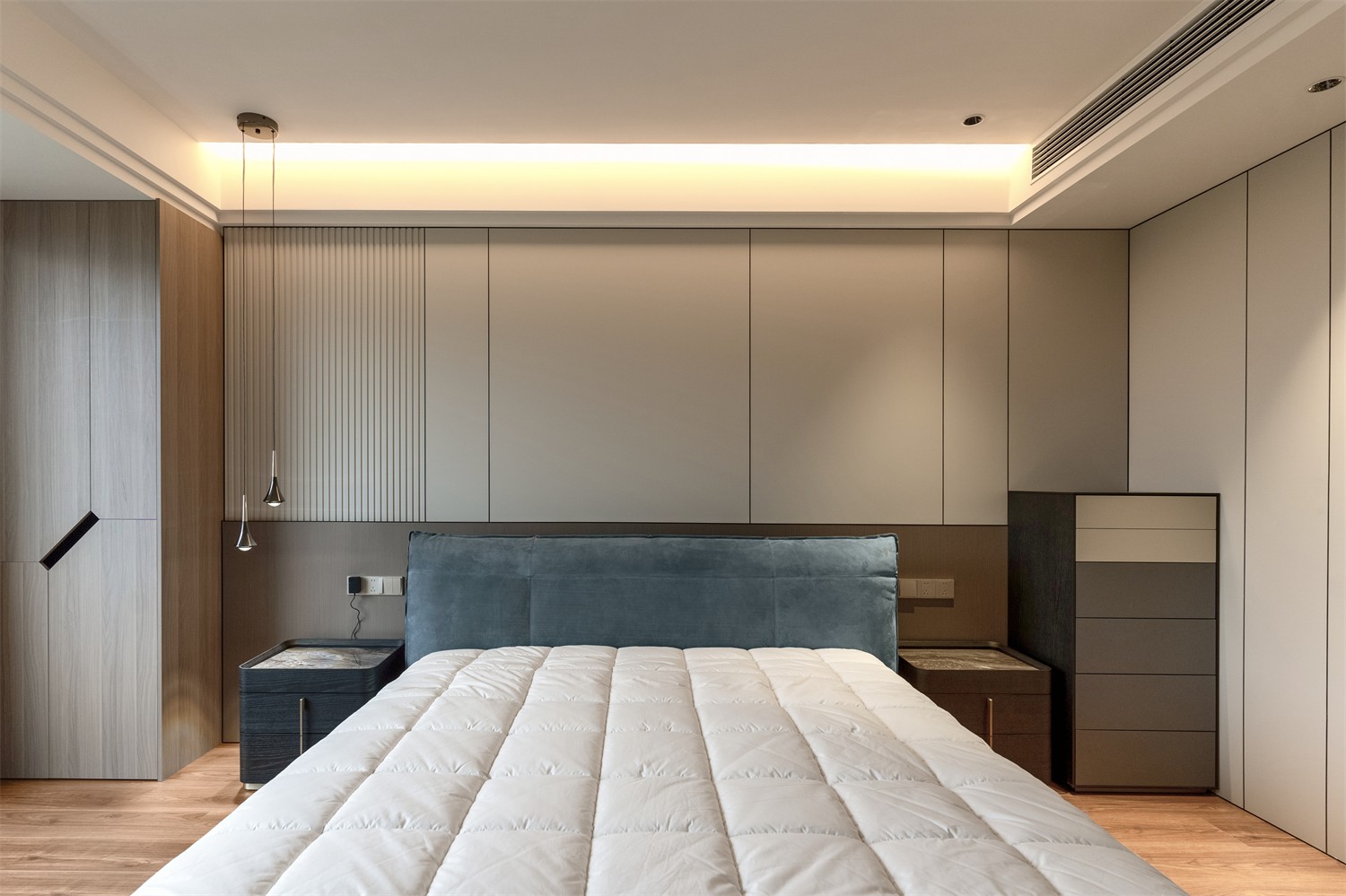 龍光玖瓏湖271平現(xiàn)代風格臥室裝修實景圖