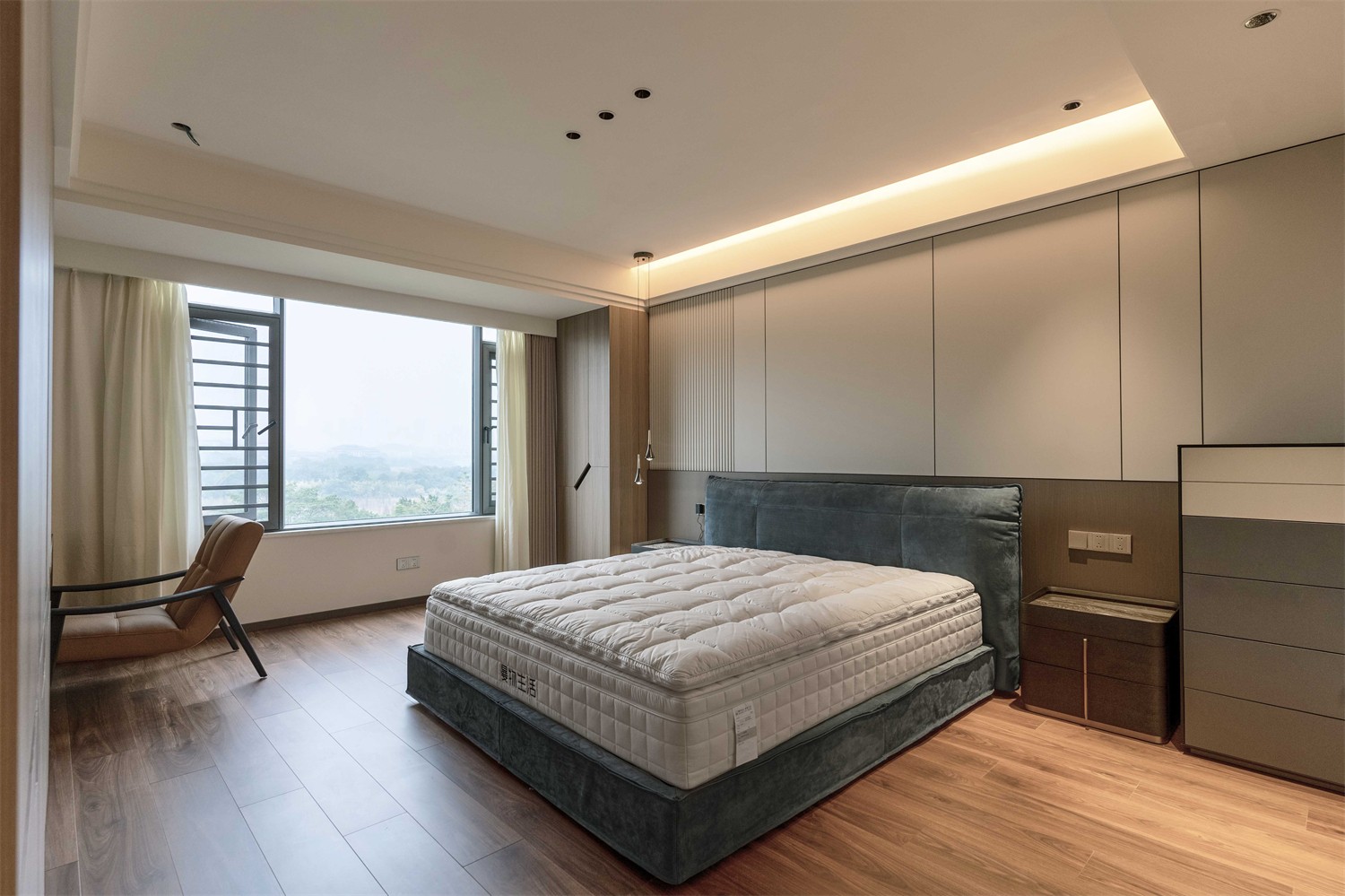 龍光玖瓏湖271平現(xiàn)代風格臥室裝修實景圖