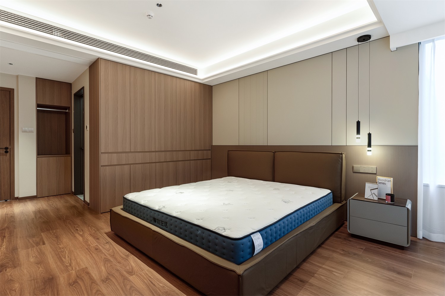 龍光玖瓏湖271平現(xiàn)代風格臥室裝修實景圖