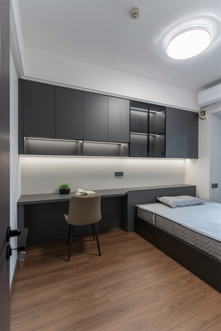 東方尊府117平現(xiàn)代風(fēng)格臥室裝修完工實景圖