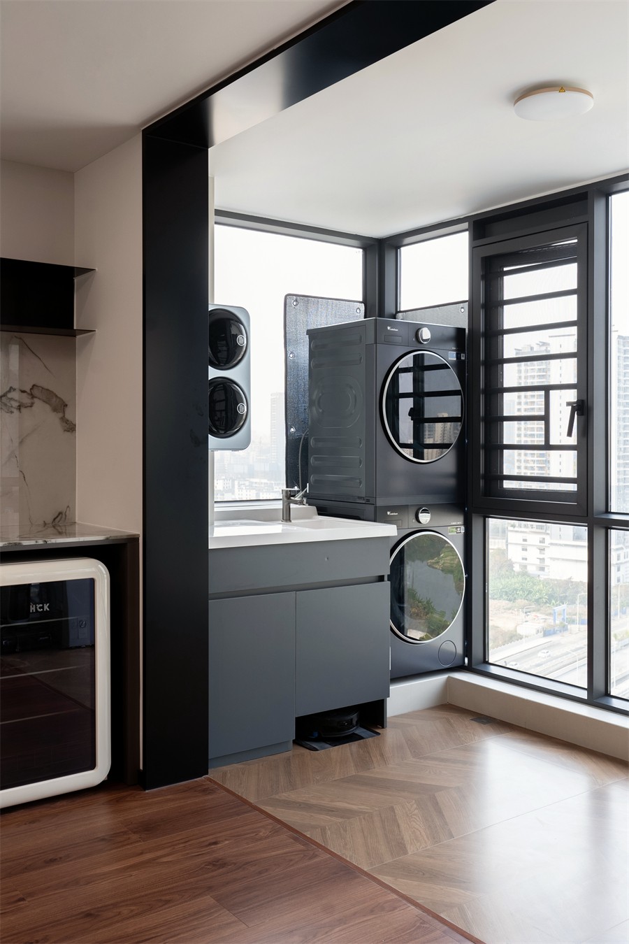 建發(fā)養(yǎng)云184平現(xiàn)代風(fēng)格陽臺裝修完工實景圖